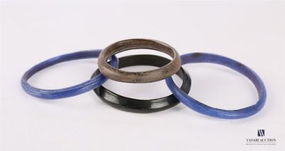 null Quatre bracelets en verre de différentes couleurs
Époque Romaine 	

