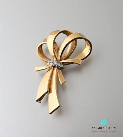 null Ribbon" brooch in 750 thousandths yellow gold set with a line of 8/8 cut diamonds,...