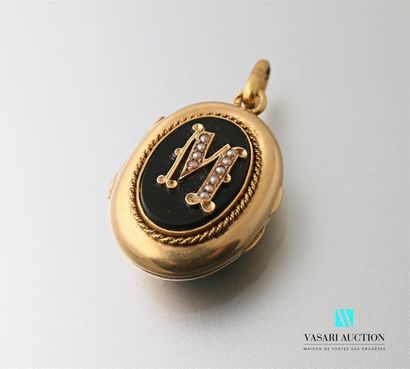null Pendant medallion in yellow gold 750 thousandths set with onyx on both sides....
