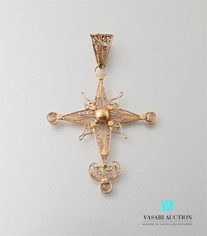 null Pendant cross in yellow gold 750 thousandths filigree 
Weight: 7.2 g 