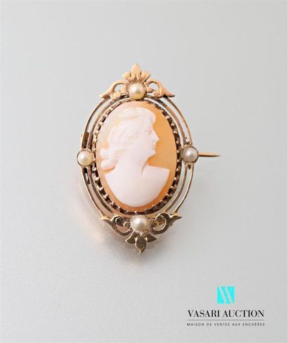 null 750 thousandths yellow gold brooch adorned with a shell cameo with a feminine...