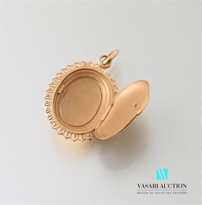 null Pendant opening medallion in yellow gold 750 thousandths with radiating decoration...