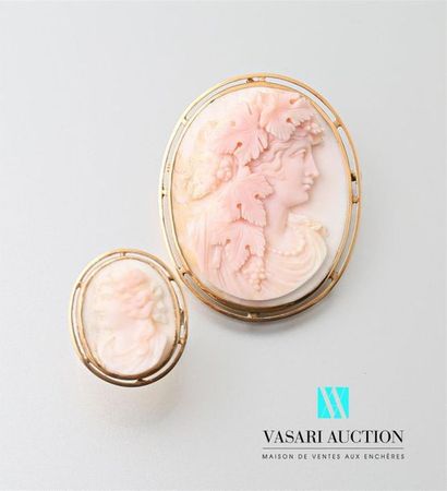 null Half-piece in 750 thousandths yellow gold and white and pink coral cameo composed...