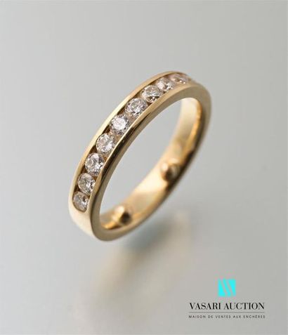 null Half wedding band in yellow gold 750 thousandths decorated with eleven brilliants...