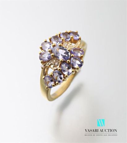 null Gilt vermeil ring with a floral design made of tanzanites Gross
weight: 5 g...