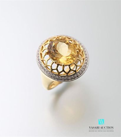 null Ring in vermeil presenting a yellow beryl of oval size hemmed with a reticulated...