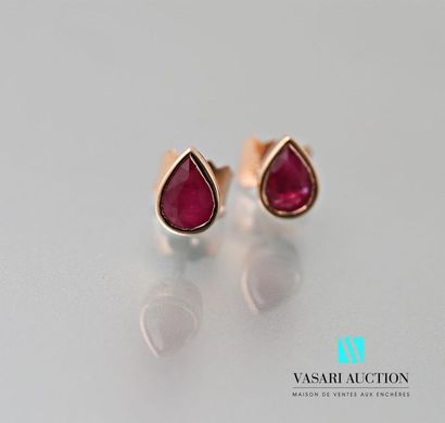 null Pair of 750 thousandths pink gold earrings set with pear-cut rubies, Belgian
pushchair...