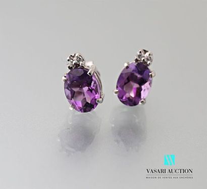 null Pair of earrings in white gold 750 thousandths adorned with two oval cut amethysts...