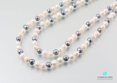 null Long sautoir de perles d'eau douces blanches et noires
Long. : 140 cm
