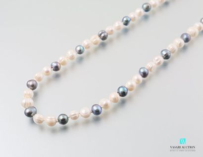 null Long sautoir de perles d'eau douces blanches et noires
Long. : 140 cm
