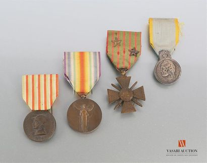 null Ordres et décorations : 
- croix de guerre 1914-1917, ruban insolé avec deux...