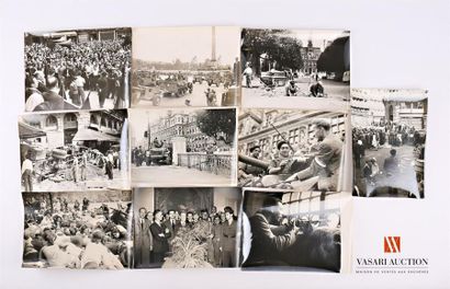 null 10 photos de presse : Libération de Paris aout 1944: barricades, foules dans...