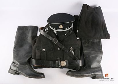 null Uniforme d'untersturmführer de la Schutzstaffeln, composé d'une veste quatre...