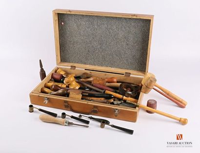 null Mallette (45 x 27 x 9 cm) contenant un ensemble d'accessoires et d'outils pour...