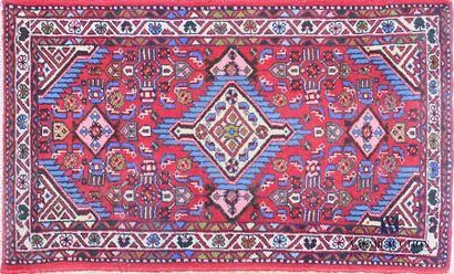 null HAMADAN
Woollen carpet with diamond decoration and floral motifs on a brick...