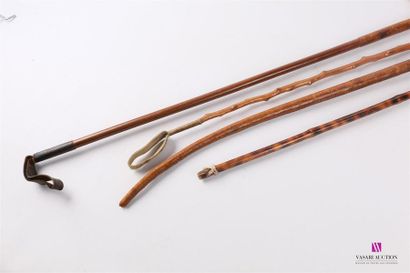 null Lot de quatre cravaches, en bambou, épineux, cuir et bois naturel.
(état divers,...