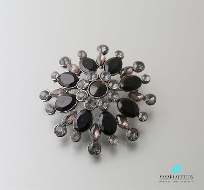 null Brooch featuring a flower widely blooming in black tones
Diameter : 6,8 cm