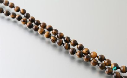 null Long necklace of tiger
eye beads Length : 62 cm 