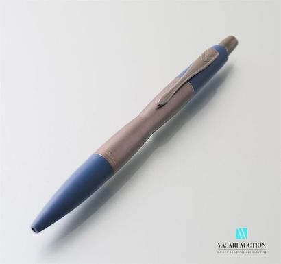 null PARKER
Silver matte and blue lacquered metal fountain pen