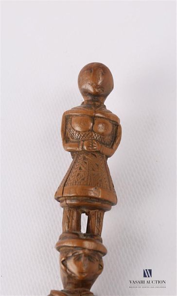 null Baguette en bois sculpté figurant deux personnages, l'un féminin et l'autre...