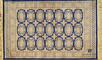 null Cotton and silk carpet decorated with repetitive geometric patterns in salmon...