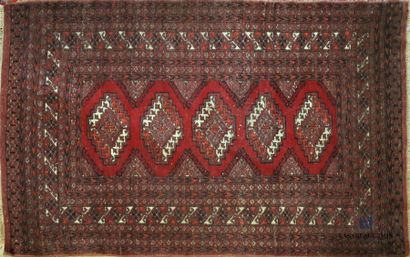 null IRAN
Tapis en laine à décor de motifs géométriques sur fond rouge
(usures)
155...