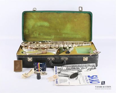 null COUESNON PARIS
Saxo en métal chromé numéroté 46076
Avec sa valise de transport...