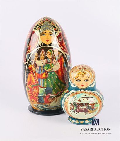 null Deux poupées russes en bois peint, la première de forme ovoïde à décor de scènes...