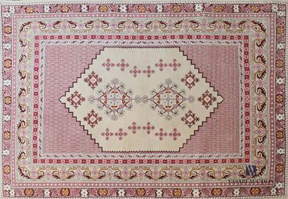null TUNISIA
Woollen carpet decorated with a central medallion with cream background...