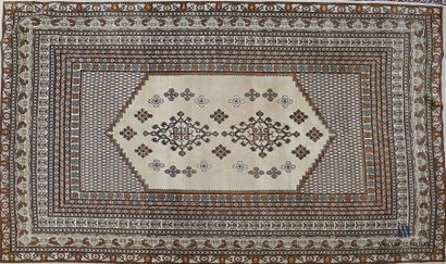 null Woollen carpet decorated with a central hexagonal medallion with cream-coloured...