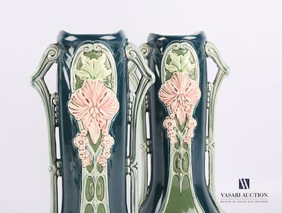 null Paire de vases de forme tubulaire en faïence polychrome à décor végétal d'orchidées...