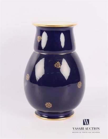 null SEVRES
Vase en porcelaine à décor de filets et de boutons fleuris en spirale...