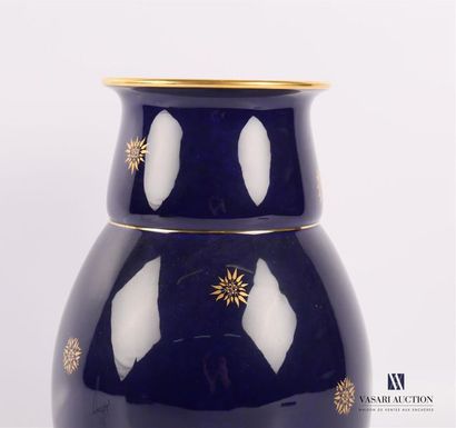 null SEVRES
Vase en porcelaine à décor de filets et de boutons fleuris en spirale...