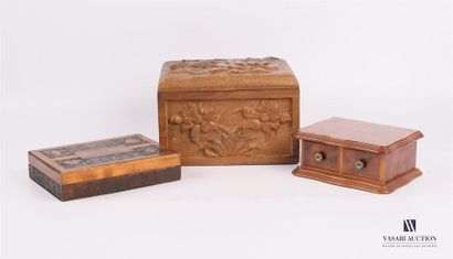 null Lot de trois boîtes en bois comprenant une boîte à décor sculpté de fleurs,...