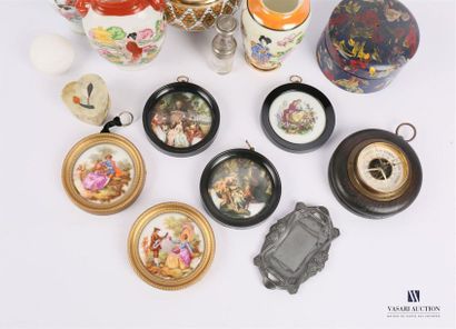 null Lot comprenant une paire de miniatures sur porcelaine à décor de scènes galantes,...