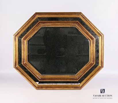 null Miroir de forme octogonale à parecloses, frise de perles à la vue.
XXème siècle
79,5...