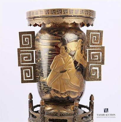 JAPON JAPON
Vase en écaille à décor, en takamaki-e de laque or, d'un paon auprès...