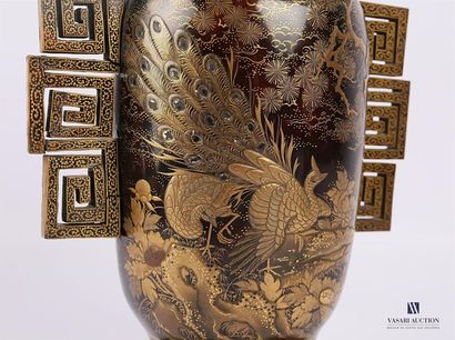 JAPON JAPAN
Scale vase decorated in gold lacquer takamaki-e with a peacock next to...