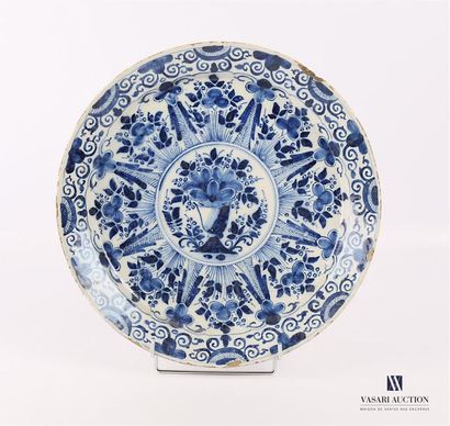 DELFT DELFT
Important round and hollow earthenware dish with blue and white decoration...