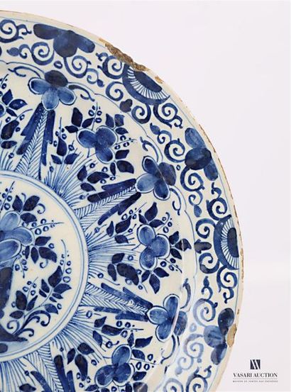 DELFT DELFT
Important plat de forme ronde et creuse en faïence à décor bleu blanc...