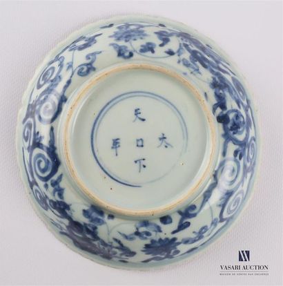 CHINE CHINE
Assiette creuse en porcelaine blanc bleu à décor de végétaux et rinceaux...