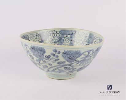 CHINE CHINE
Bol en porcelaine à décor bleu blanc figurant des entrelacs de fleurs...