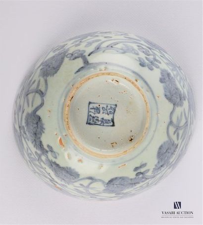 CHINE CHINA
Porcelain bowl with blue-white decoration featuring interlacing flowers...