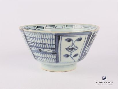 CHINE CHINA
Porcelain bowl with white blue flowers in alternating reserves of geometric
patterns
High...