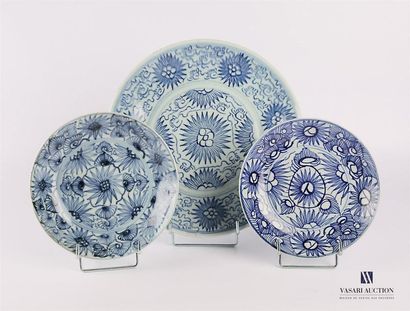 CHINE CHINA
Set including one dish and two plates with blue-white decoration of stylized...