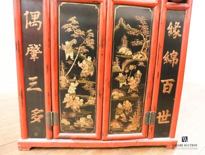 Palanquin Architectural palanquin in moulded and lacquered wood, it opens on the...