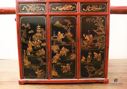 Palanquin Architectural palanquin in moulded and lacquered wood, it opens on the...