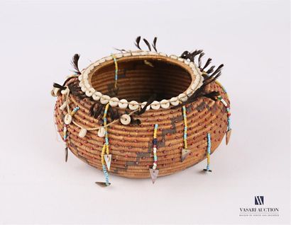 OCEANIE OCEANIE
Round wicker basket hemmed with glass beads and feathers
(wear)
Top....