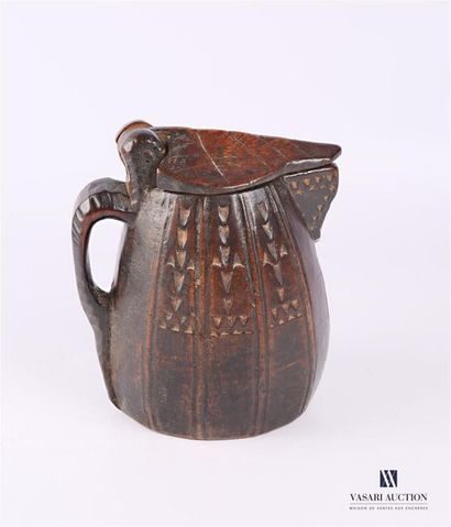 ÉTHIOPIE ETHIOPIA Carved natural wood
pitcher, hinged lid, body and spout decorated...