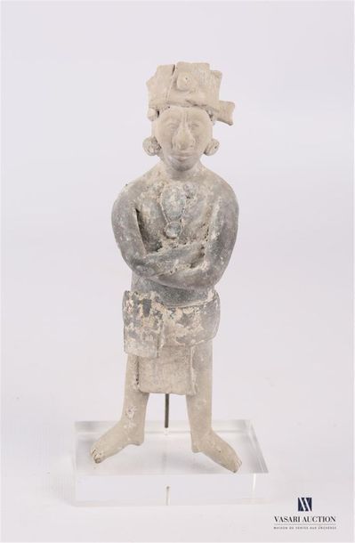 MEXIQUE - Ile de Jaina Sculpture représentant un dignitaire debout, les bras croisés.
Il...